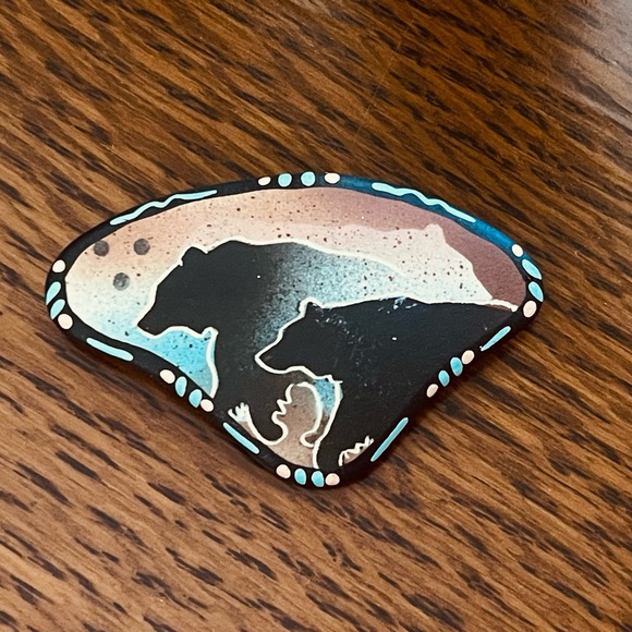 Vintage Hand Painted Brooch native American bears - Picture 1 of 4